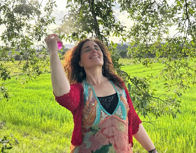 Teresa Salgado pulverizando bruma Esencia Álmica en naturaleza