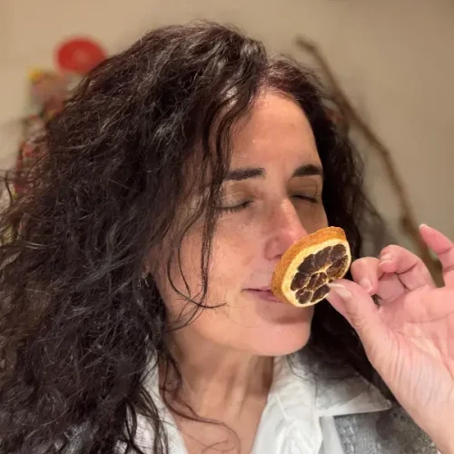 Teresa Salgado oliendo aromaterapia natural naranja deshidratada